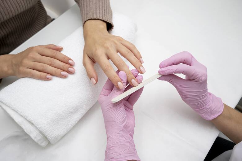 Manicure brazylijski to SPA dla paznokci i dłoni. Po tym zabiegu będą one odżywione i zregenerowane.