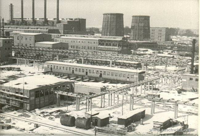 W 1941 roku w Monowicach pod Oświęcimiem niemiecki koncern IG Farben rozpoczął budowę swojej fabryki, wykorzystując do niewolniczej pracy więźniów obozu