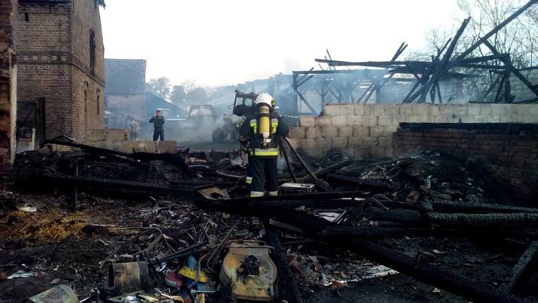 Spaliły się m.in. dwie duże stodoły (33 na 15 metrów). Nikt nie ucier-piał, ale ogień zniszczył sprzęt rolniczy i inne cenne urządzenia.
