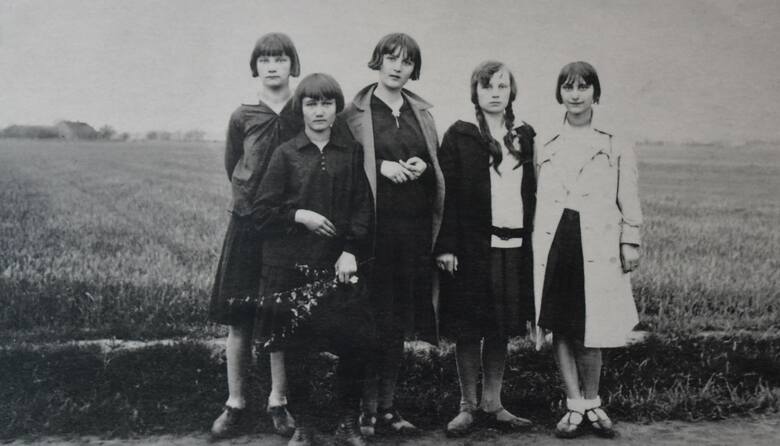 MajOświęcim, 1931 rok. Zbiorowa fotografia dziewcząt na drodze