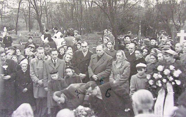 17 listopada  1957 r. na cmentarzu na Bielawkach pochowano  ppor. Leszka Białego. Żegnali go  między innymi ocalali akowcy.