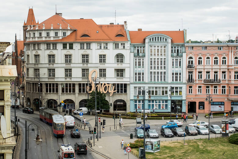 Czy jest szansa na pozostawienie i uruchomienie historycznego neonu z napisem "Savoy" na sprzedawanej kamienicy w centrum Bydgoszczy?