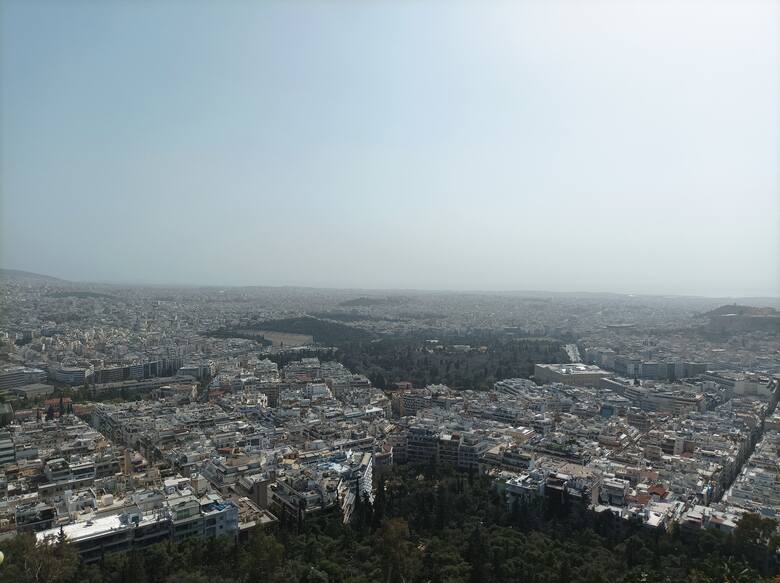 Wierzchołek wzgórza Lycabettus nazywany bywa najlepszym punktem widokowym na miasto. Niestety, powietrze nad Atenami bywa szare od dymu i kurzu.