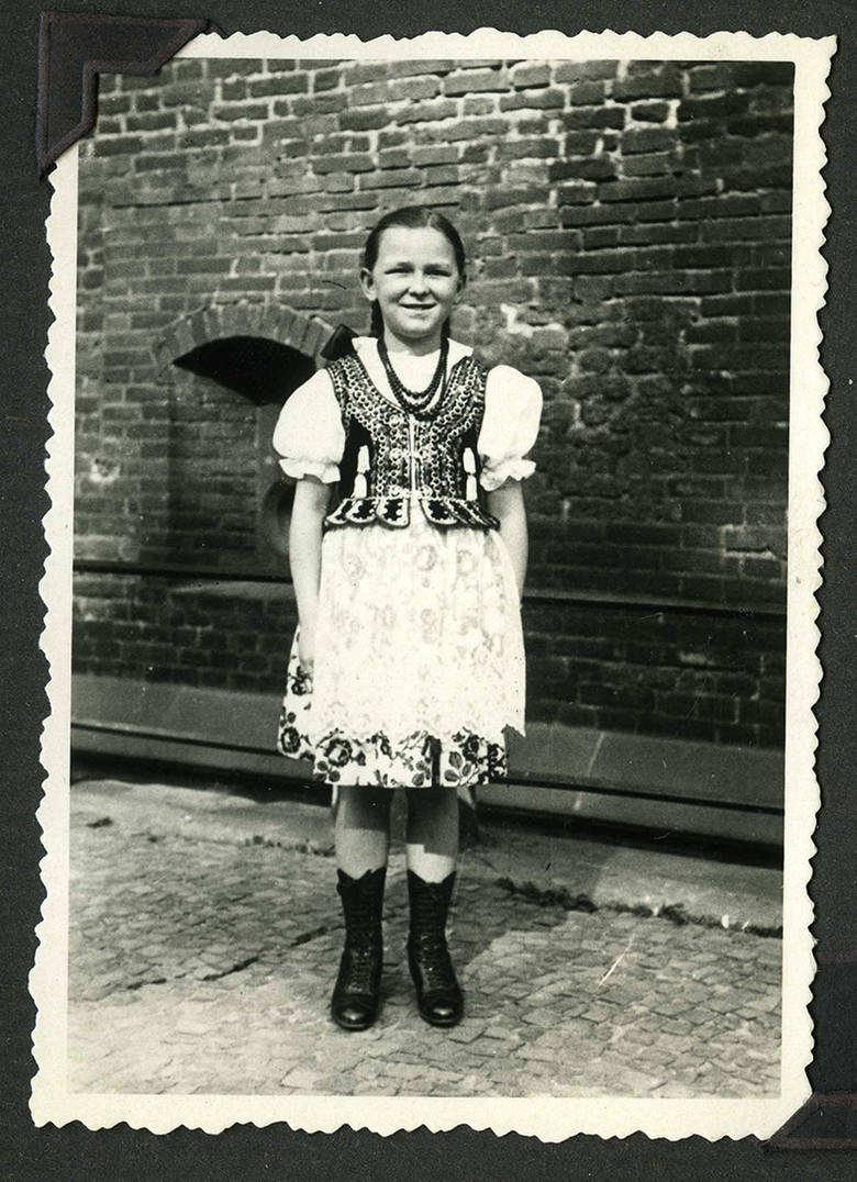 Przed wyjazdem do nazistowskiego Gdańska Maria na prośbę ojca nakładała strój krakowianki 