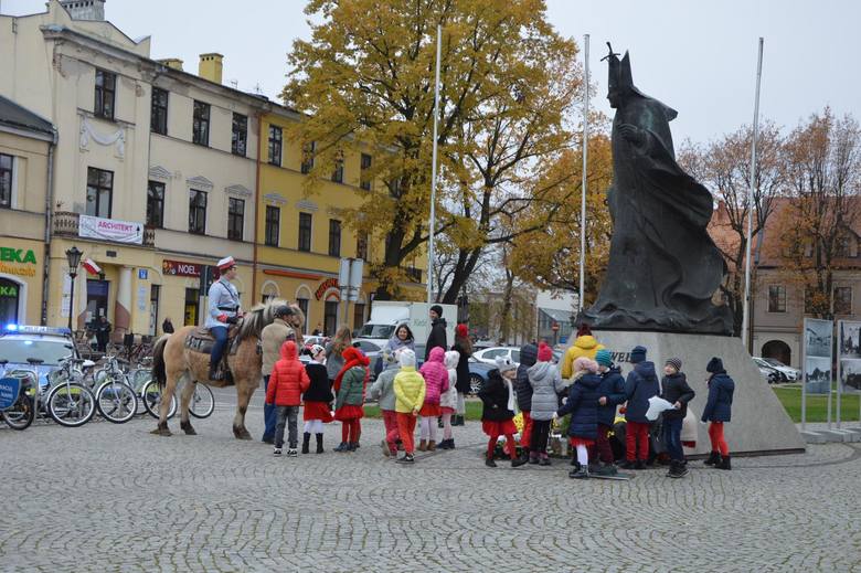 Patriotyczny marsz uczniów szkół pijarskich w Łowiczu [ZDJĘCIA]