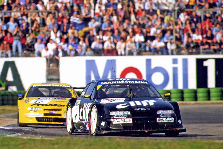 Sezon 1996 przypadał na szczyt popularności wyścigów samochodów turystycznych. Maszyny klasy 1 dorównywały technologicznie bolidom Formuły 1. Za zgodą