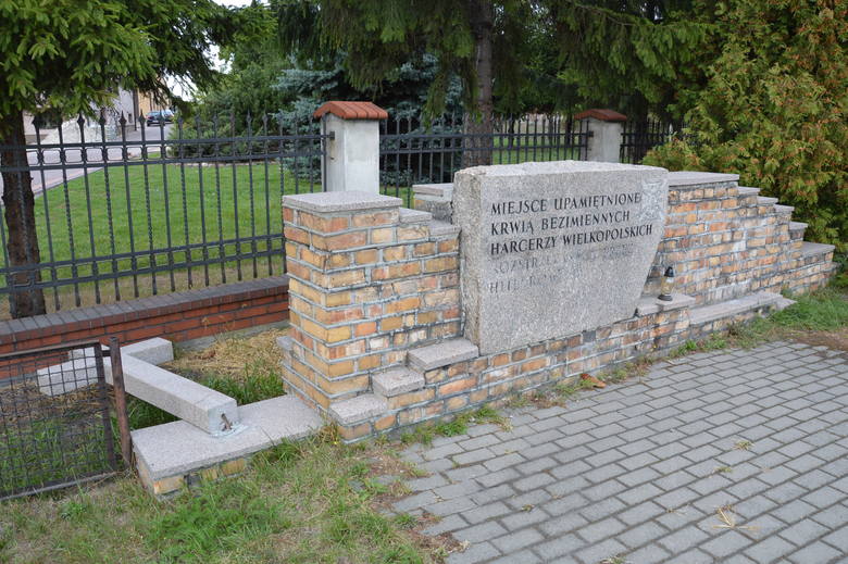 Ktoś uszkodził pomnik poświęcony rozstrzelanym harcerzom w Łowiczu