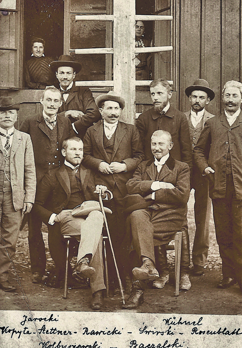 Budowniczowie wiaduktu w Turce. Trzeci z lewej stoi (w kapeluszu) Kazimierz Jarocki - przodek malarki Jolanty Tacakiewicz-Lipińskiej, mieszkającej w