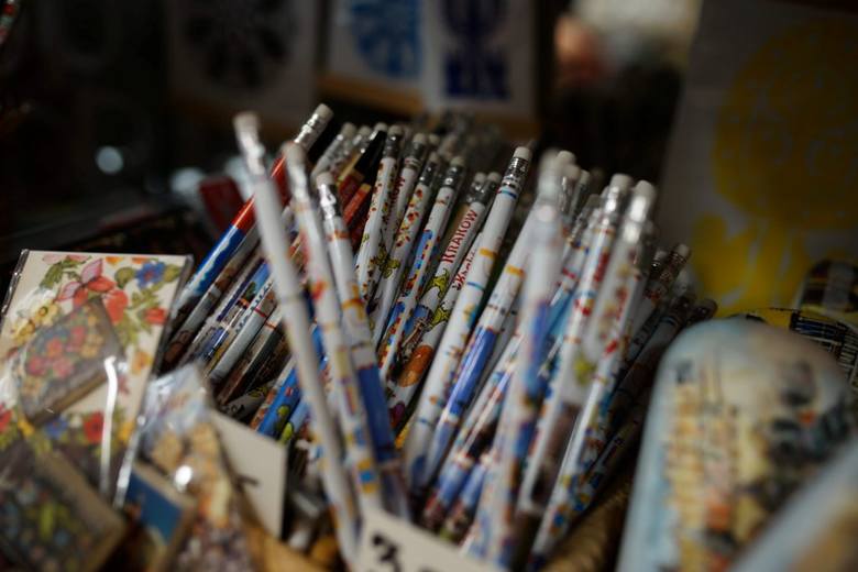 Sprzedawcy w centrum miasta oferują szeroki wybór pamiątek związanych z ŚDM