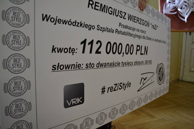 Remigiusz Wierzgoń, popularny w internecie ReZigiusz przekazał szpitalowi czek na 112 tysięcy złotych
