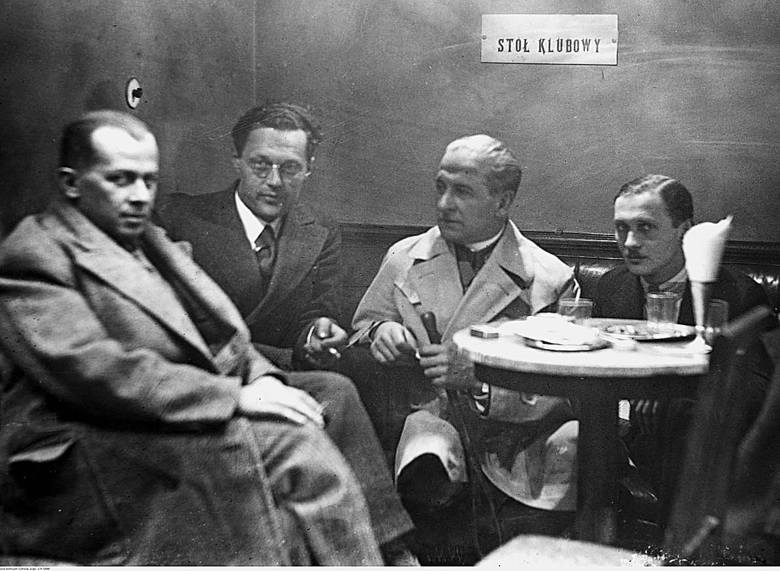 Od lewej siedzą: Ferdynand Goetel, Kazimierz Wierzyński, pułkownik Bolesław Wieniawa-Długoszowski, Mieczysławski w jednej z warszawskich cukierni (1931