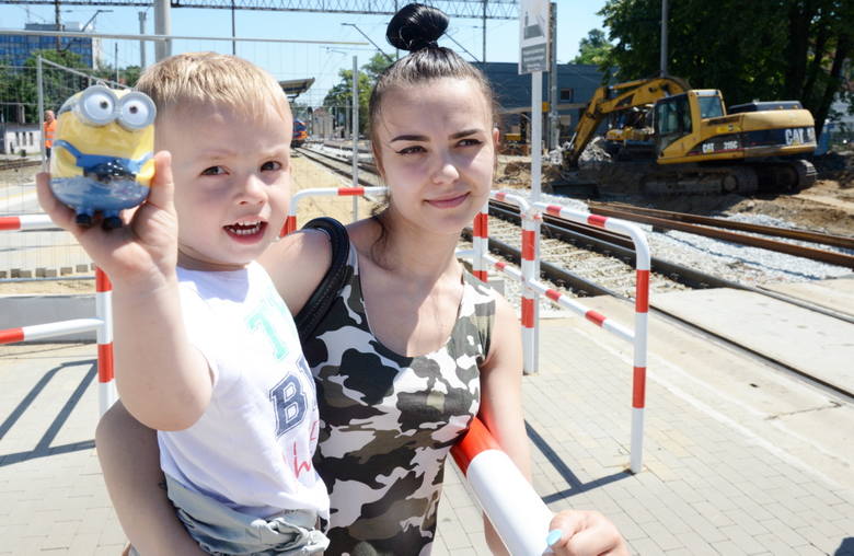 Magdalena Grab z synem Fabianem na stacji PKP Zielona Góra. 