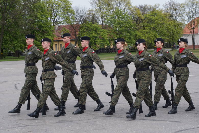 Na terenie poznańskich koszar wojskowych odbyły się zawody z musztry. Ministerstwo Obrony Narodowej szykuje duże zmiany dla uczniów klas wojskowych szkół ponadgimnazjalnych