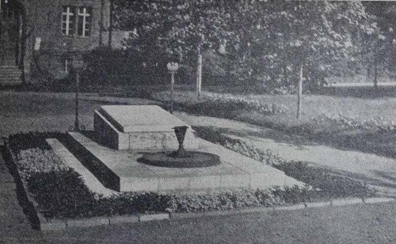W 1925 roku szczątki nieznanego powstańca wielkopolskiego zostały przeniesione z cmentarza na plac przy ul. Bernardyńskiej. Tak wyglądał grób w latach