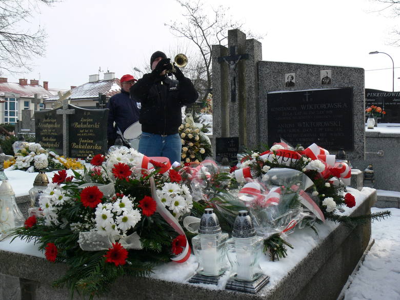 Uroczystość na Cmentarzu Katedralnym została zwieńczona odegraniem utworu "Cisza Wojska Polskiego- śpij kolego".