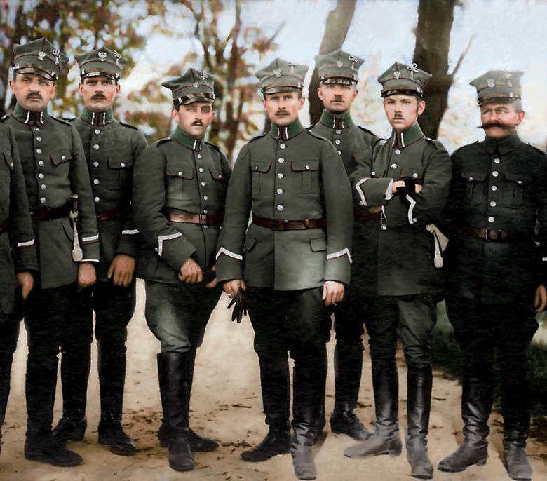 Żołnierze Wojsk Wielkopolskich - mundury z charakterystycznymi rogatywkami z treflami