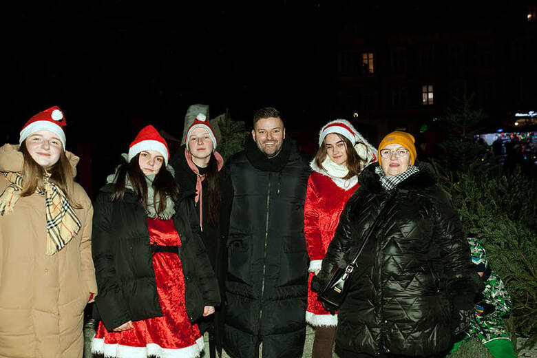 Pierwszy Jarmark Mikołajkowy i wizyta  Świętego Mikołaja w Człuchowie - wydarzenie cieszyło się dużym zainteresowaniem dzieci i dorosłych