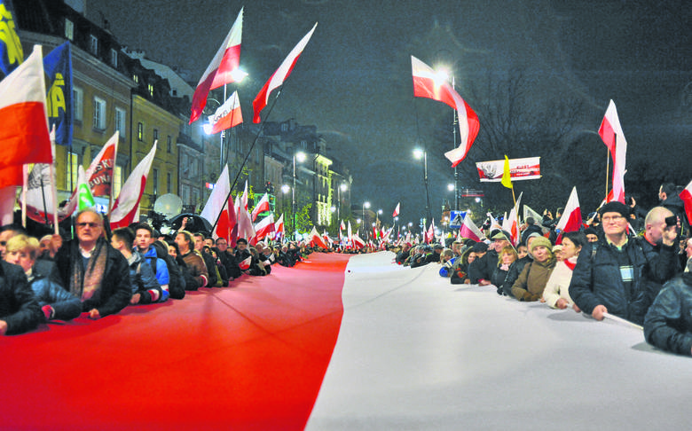 W niedzielę w całej Polsce obchodzono szóstą rocznicę katastrofy smoleńskiej. Główne obchody odbyły się przed Pałacem Prezydenckim w Warszawie.