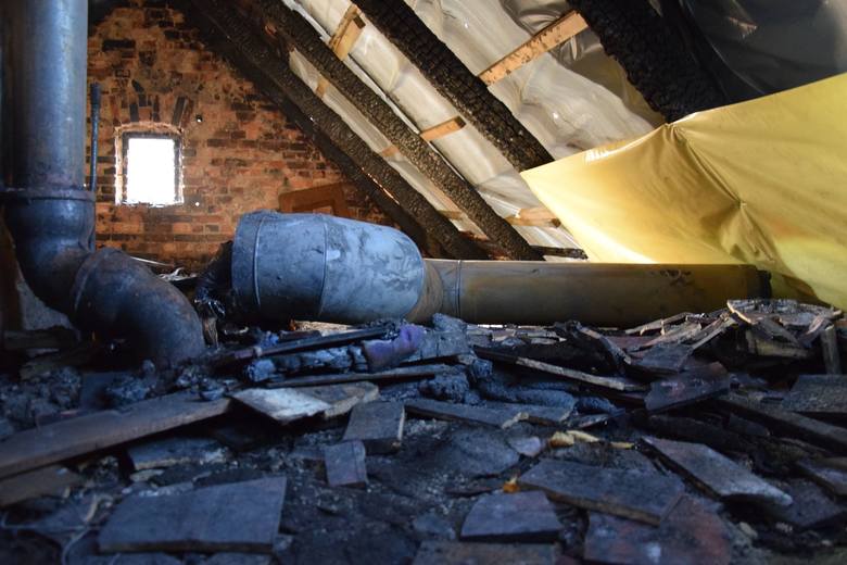 Dramat w nadpalonym domu na Pleszówku. Spłonęło poddasze. Pilny jest remont dachu i stropu