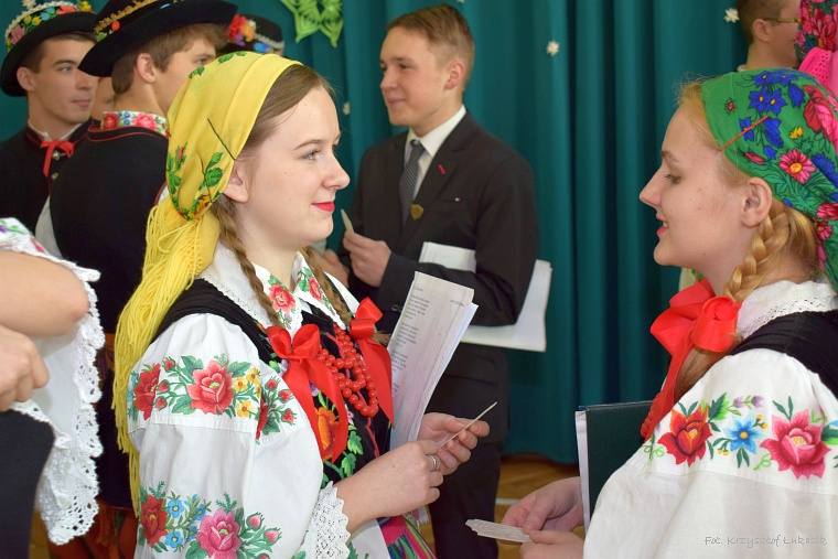 Ksiądz biskup Osial na szkolnej wigilii w ZSP nr 2 w Łowiczu (Zdjęcia)