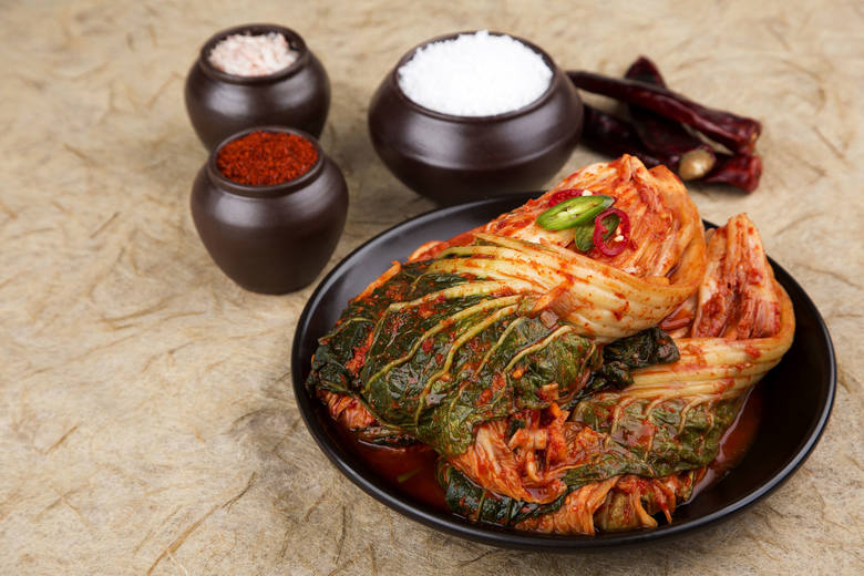 Kimchi przygotowane w tradycyjny sposób w całych liści kapusty pekińskiej