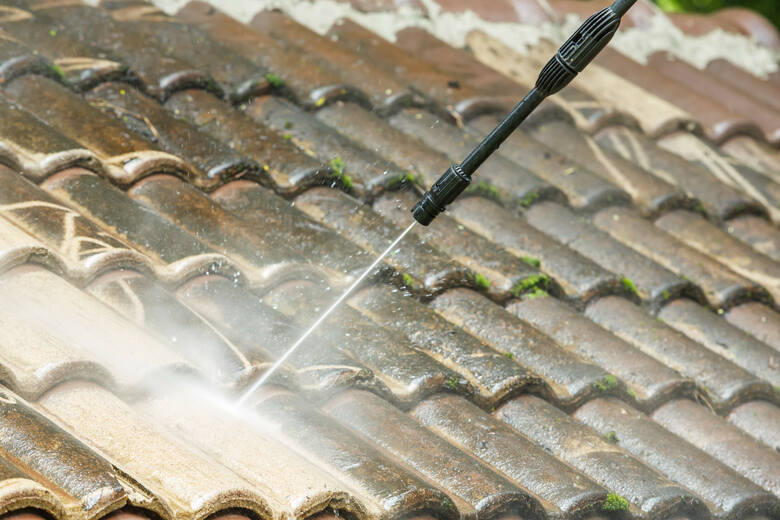 widok myjki ciśnieniowej zmywającej brud z dachu