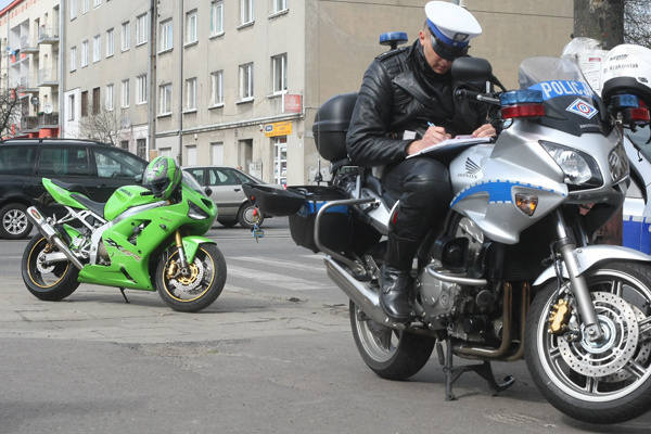  Na ul. Przybyszewskiego policjanci złapali kierowcę motocykla, który po pirackiej jeździe przez miasto dostał 29 punktów karnych i stracił uprawnienia.