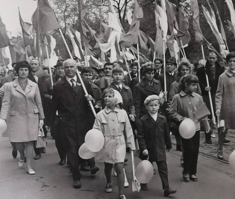 1 Maja I Święto Pracy W Prl Pochody Pierwszomajowe W Krakowie Z Lat 70 I 80 Uczestniczyły W