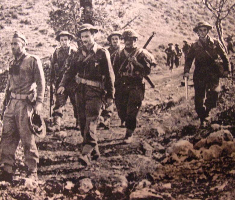 Żołnierze baonu 3. Dywizji Strzelców Karpackich, po oczyszczeniu terenu, wracają spod klasztoru