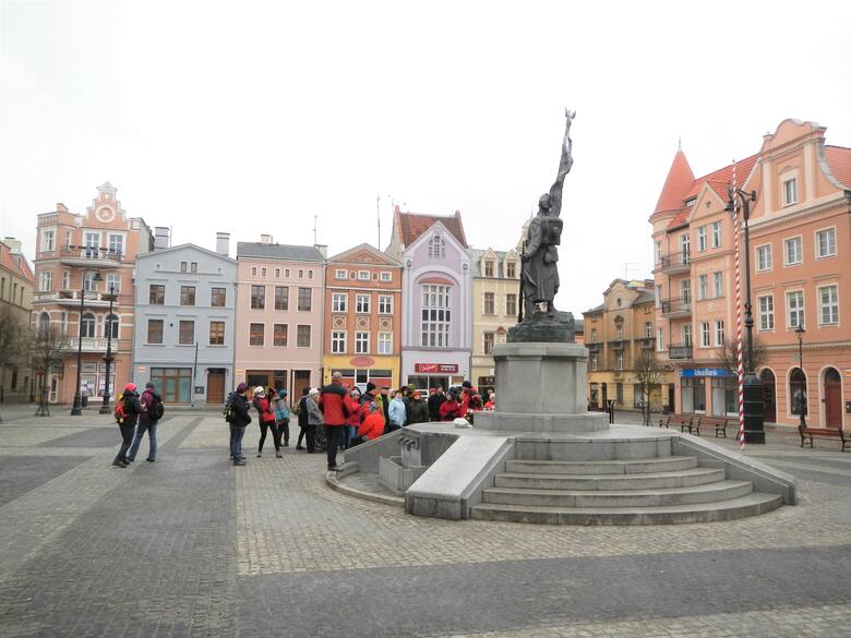 Spojrzenia na wschodnią pierzeję Rynku z pomnikiem Żołnierza Polskiego