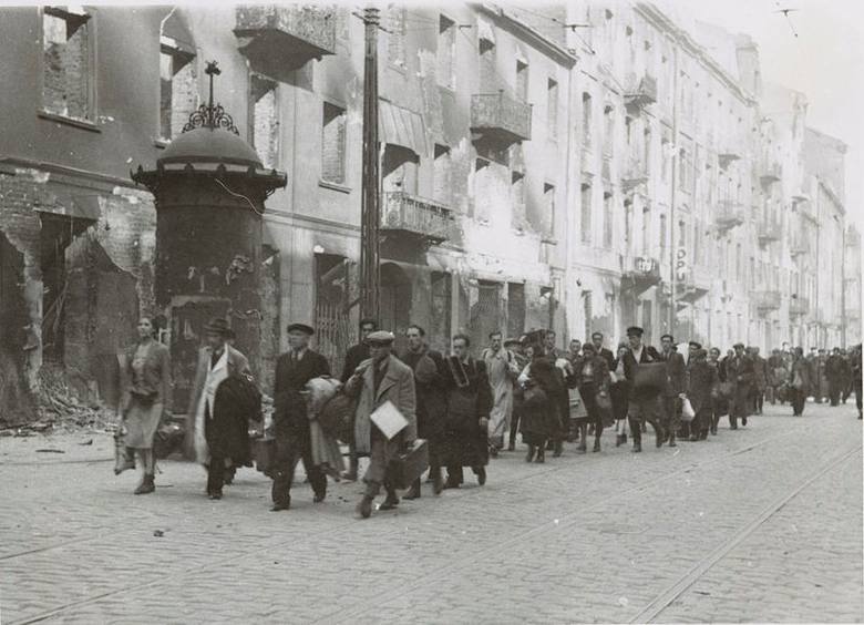 Kolumna Żydów zmierzających na Umschlagplatz przez Zamenhofa