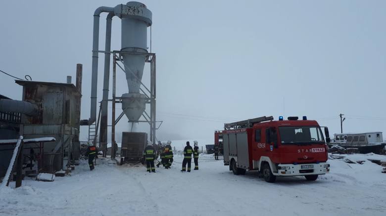 Zakład stolarski w miejscowości Wierzchowo Dworzec stanął w ogniu! Strażacy na miejscu