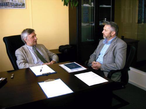 Z prawej Andrzej Ciechulski – właściciel Tuarega – w rozmowie z Piotrem Waydlem