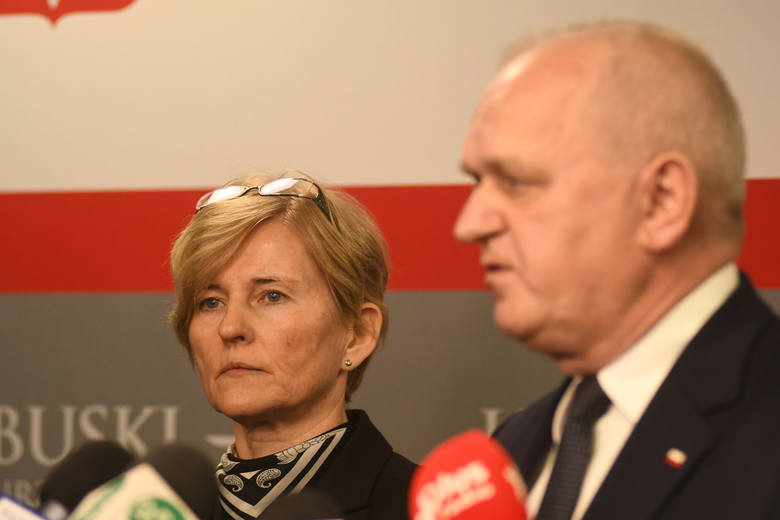 Wojewoda lubuski i dyrektor wojewódzkiej stacji sanitarno - epidemiologicznej mówili o koronawirusie w Lubuskiem w czasie specjalnie zwołanej konferencji