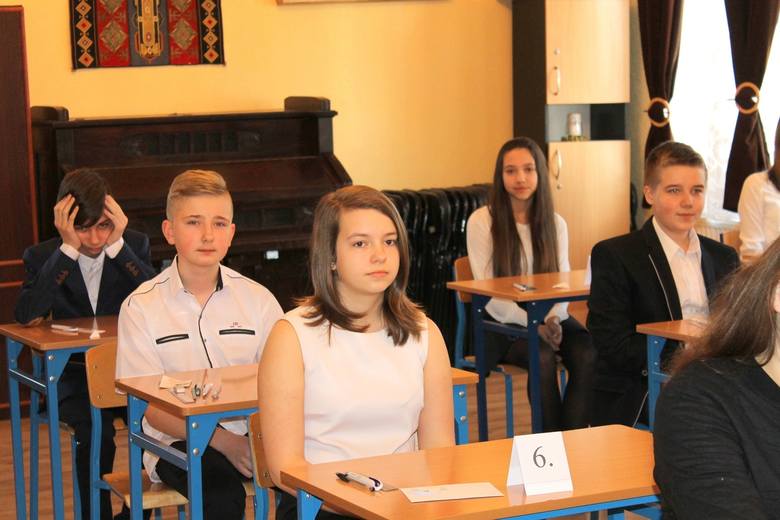 Klasa 6 z Katolickiej Szkoły Podstawowej w Żarach pisze ostatni sprawdzian Klas 6. W ciągu ostatnich lat KSP zajmowało pierwsze miejsce w rankingu podstawówek. Jak będzie w tym roku?