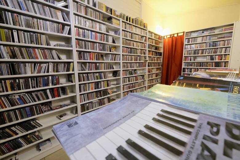 Sylwia Sikorska w księgarni zaczęła pracować w 1989 r., gdy jeszcze istniał „Dom Książki”. Później po redukcji etatów, została przeniesiona do księgarni muzycznej.