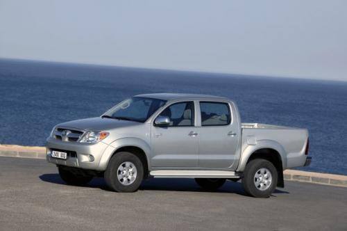Fot. Toyota: Nowa Toyota Hilux z podwójną kabiną kosztuje ok. 100 tys. zł. Za tę cenę  otrzymuje jednak bogato wyposażony samochód z napędem na obie