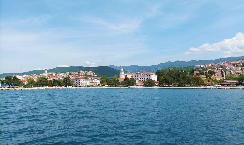 Panorama Crikvenicy widziana z łodzi na Adriatyku