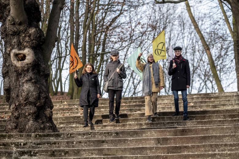 Ola, Julian, Lena i Miłosz to członkowie poznańskiej grupy Extinction Rebellion. Domagają się aktywizacji władz w walce o poprawę klimatu.
