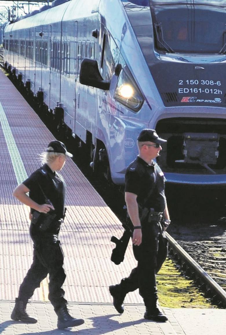 Funkcjonariusze policji wyposażeni w broń długą pilnują bezpieczeństwa m.in. na dworcu PKP w Białymstoku