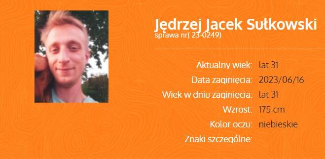 Jędrzej Jacek Sułkowski ma 175 centymetrów wzrostu i niebieskie oczy.