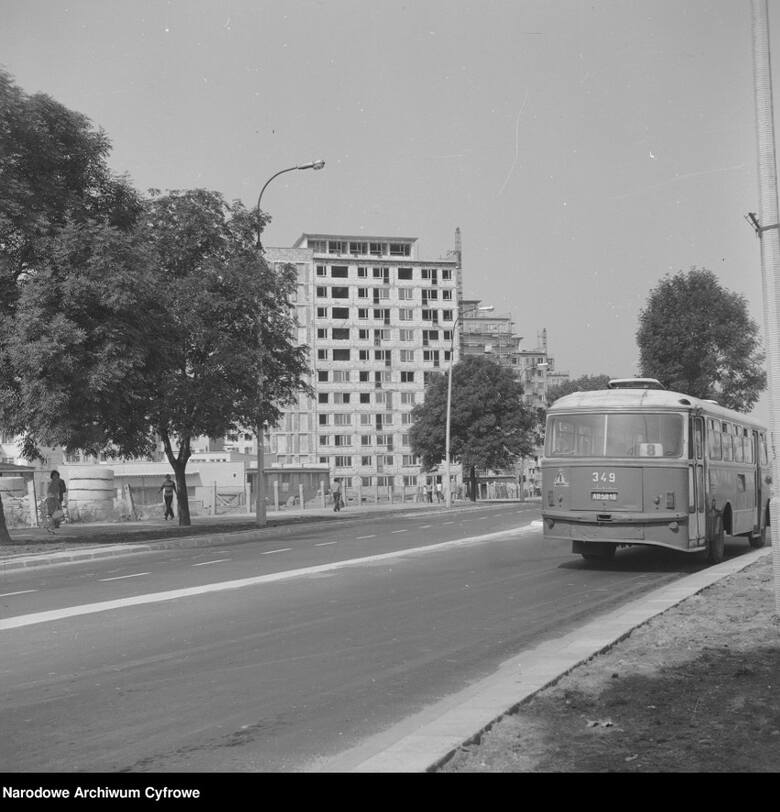 Budowa "Osiedla Młodych" przy ul. Zwycięstwa. Z prawej autobus Miejskiego Przedsiębiorstwa Komunikacyjnego San H100B (1973/08)