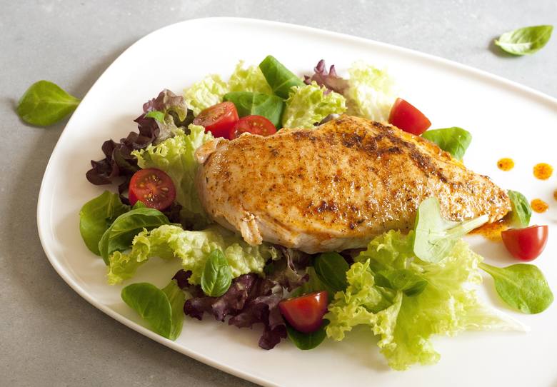 Pieczona pierś kurczaka z lekkimi warzywami to smaczny i wygodny posiłek diet DASH.