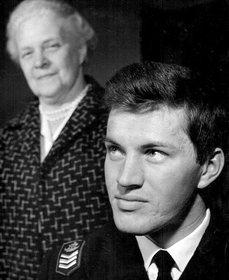 Aleksander Juniewicz z babcią  Natalią (secundo voto) Brochwicz-Wojakowską, córką admirała Henryka Piotra Cywińskiego. Rok 1963