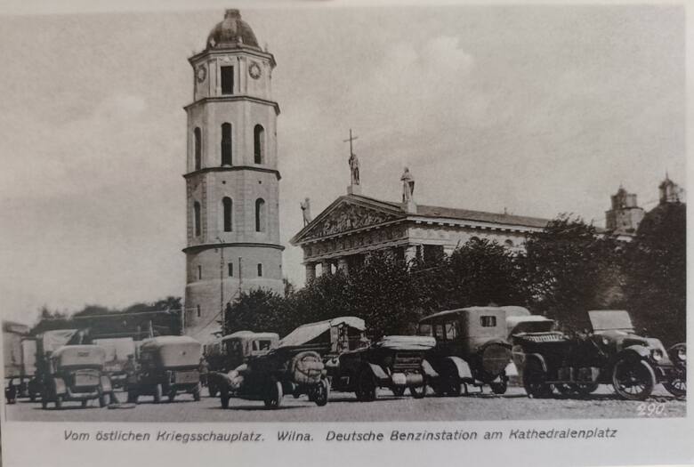 Pocztówka ze starym zdjęciem samochodó na Placu Katedralnym w Wilnie