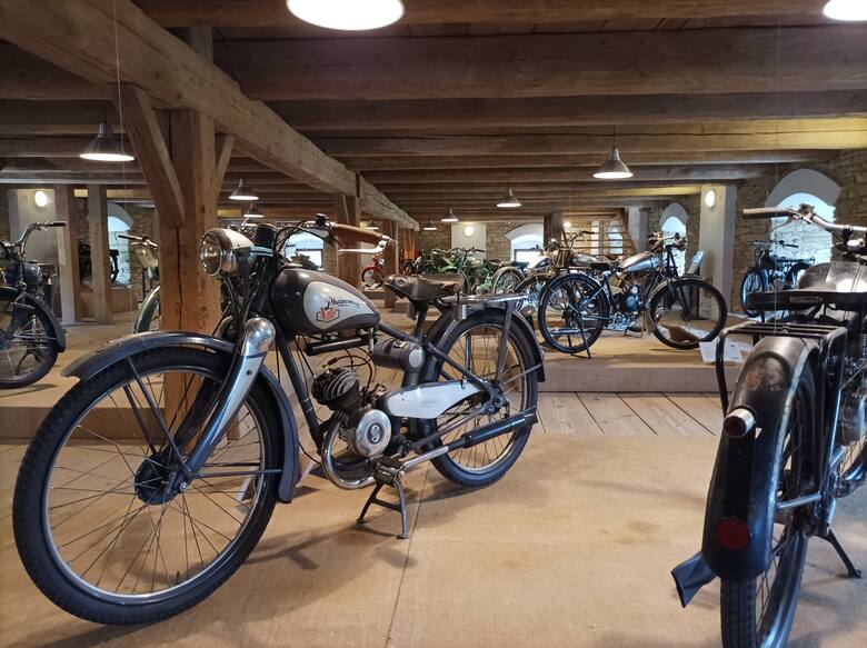 Tutejsze muzeum motorowerów, mopedów i rowerów elektrycznych zajmuje aż trzy piętra w budynku starego spichlerza.