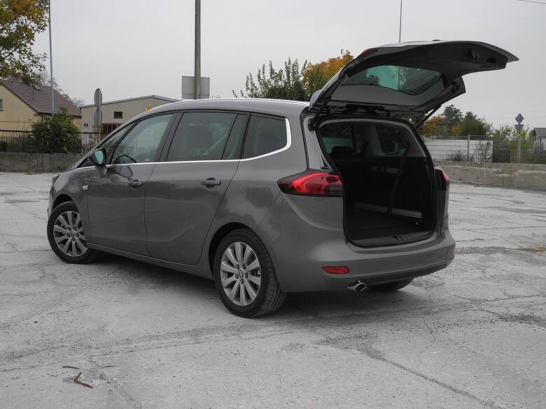 Opel Zafira W porównaniu do poprzednika zmian jest sporo - zewnętrznych, w kabinie, jak i pod względem techniki. Cena najtańszej wersji rozpoczyna się