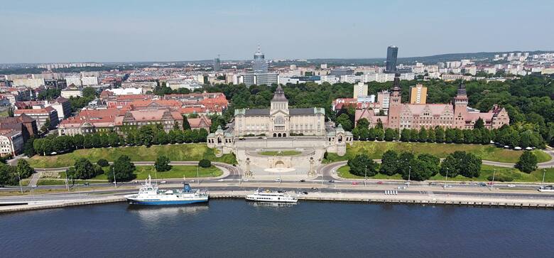 Wały Chrobrego to wyjątkowa trasa spacerowa nad Odrą, w pobliżu najważniejszych zabytków Szczecina i Muzeum Narodowego, które można zwiedzać za darmo
