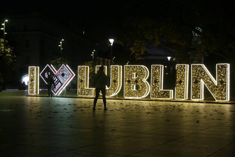 Darmowy przewodnik po Lublinie na smartfona pozwala zwiedzać miasto na własnych warunkach, o dowolnej porze dnia i roku. Na zdjęciu: noc na Placu Li