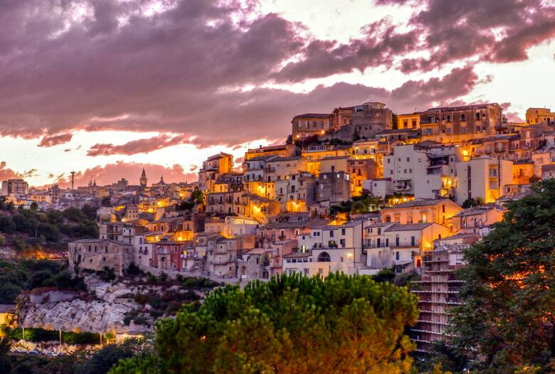 Sycylijskie miasto o zachodzie słońca